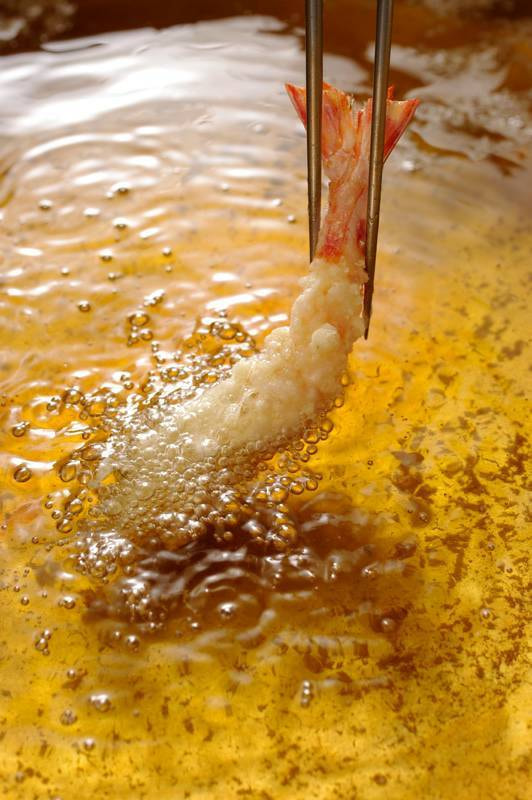 えびの天ぷらを揚げている